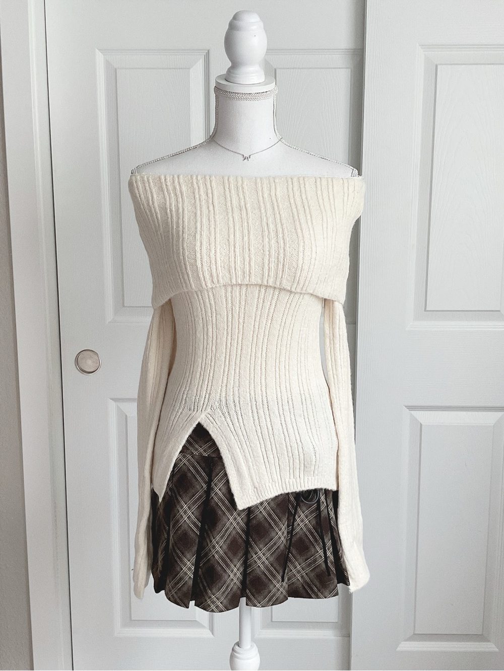 Lewkin Off-Shoulder Ribbed Cream Sweater